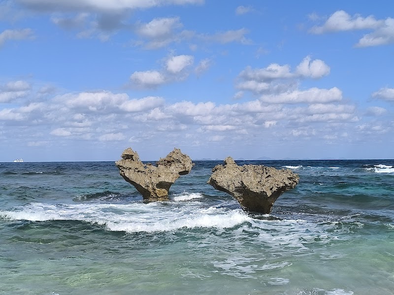 ハートロック（ティーヌ浜）