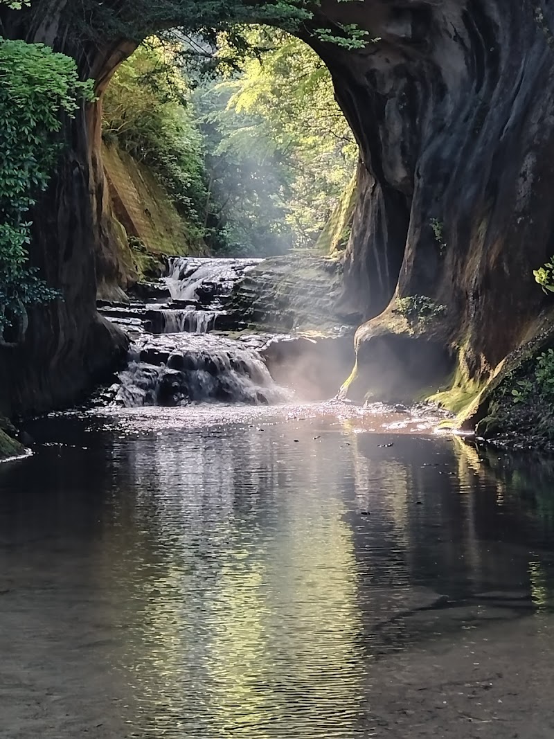 濃溝の滝（亀岩の洞窟）